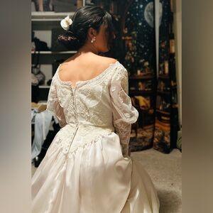 Elegant White Lace Long-Sleeve 60s Vintage Wedding Dress